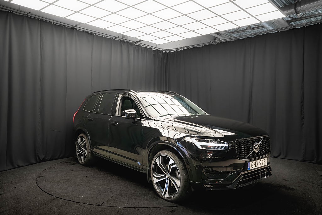 Volvo XC90 B5 AWD R-Design PRO 7-sits B&W PANO LUFT 22'' DRAG MOMS