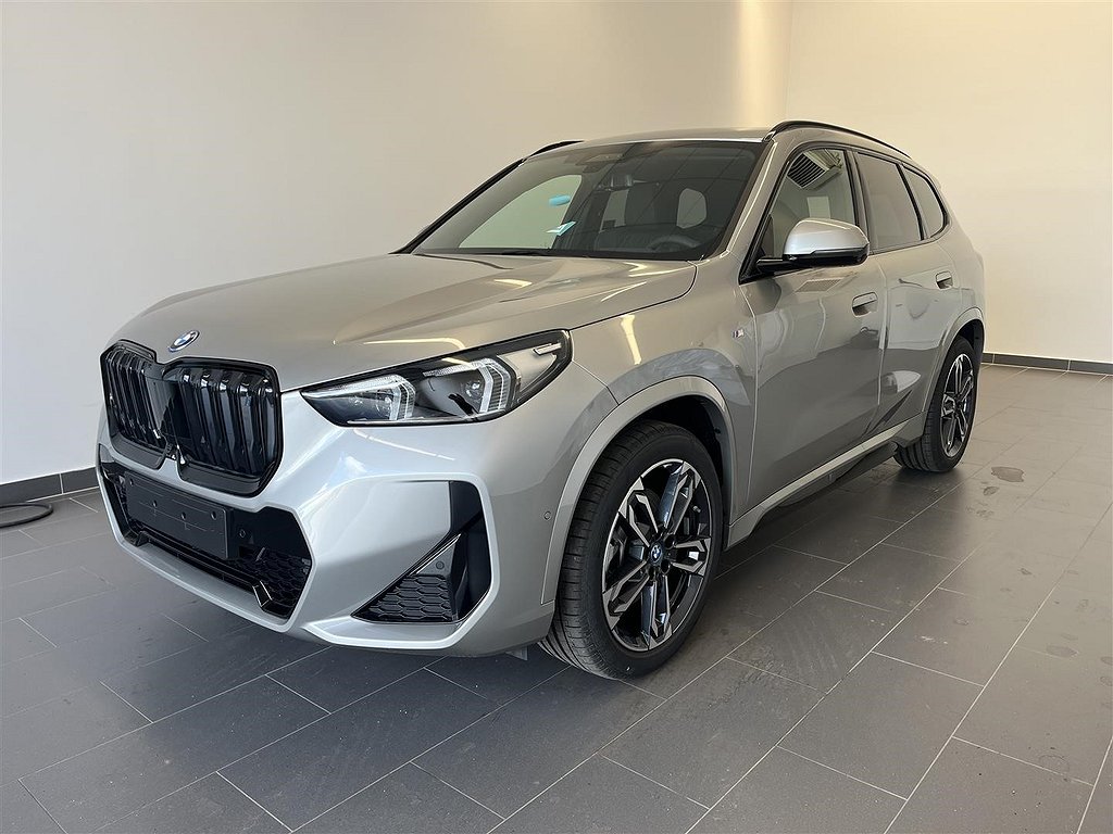 BMW iX1 xDrive30 M Sport Innovation Panorama DAP H K El-Stol Drag