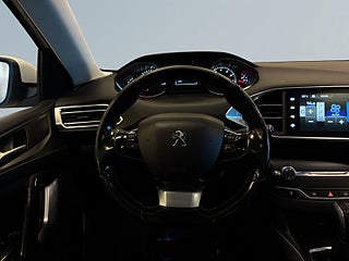 Peugeot 308 sw 1.2 PureTech 130 Allure SoV-Däck/Pano/P-Sens/Värmare – bild 9