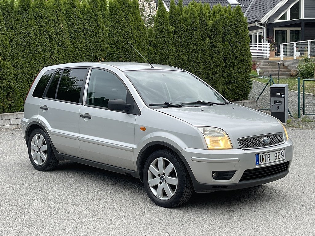 Ford Fusion + 1.6 Manuell, 100hk, 3 ägare, nybesiktad, 2004