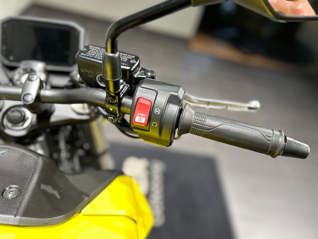 Honda CB750 Hornet / Helsystem/ Handtagsvärme /Quickshifter /Räntefri