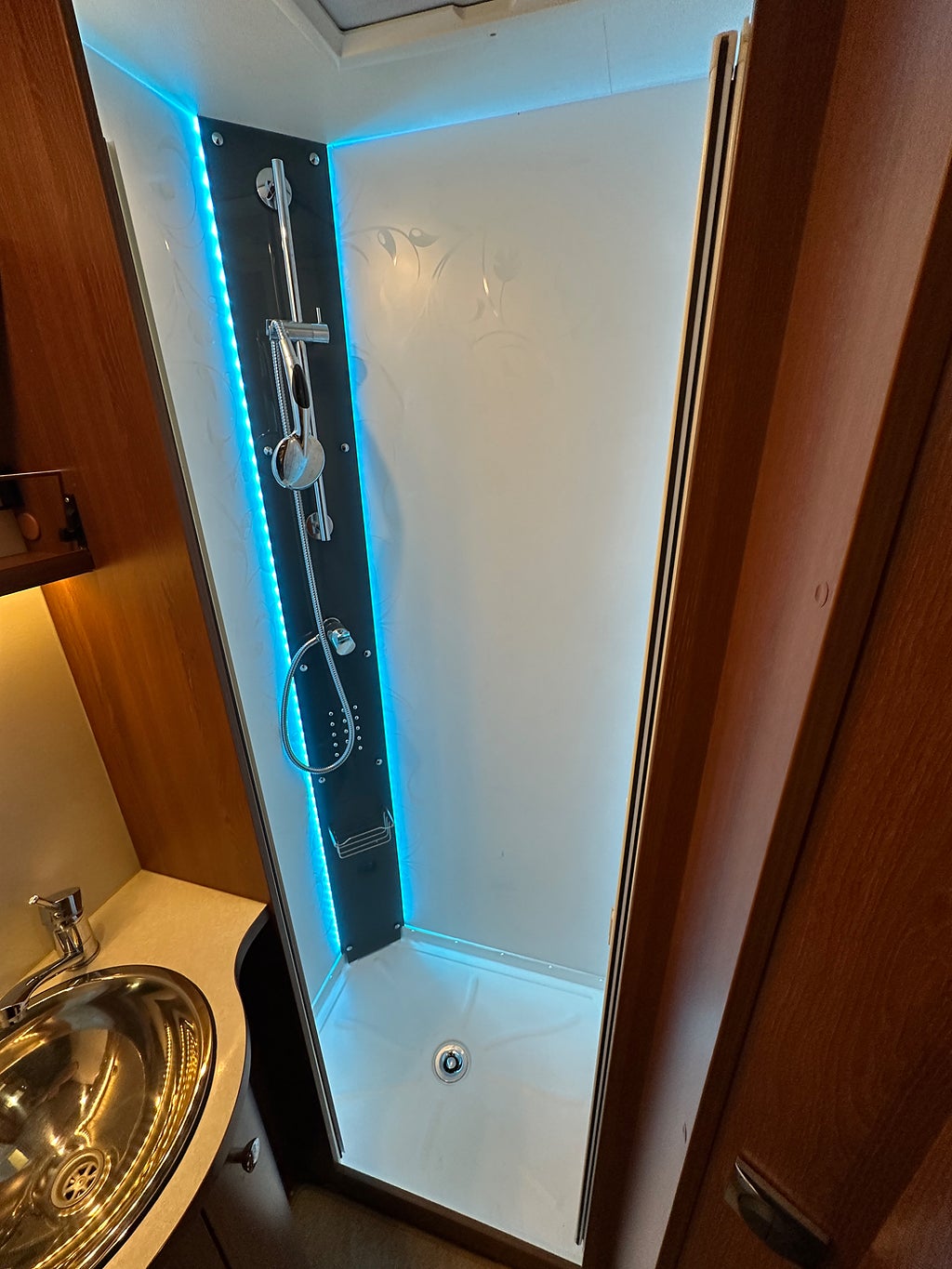 Rapido 7065 F Automat Alde taksäng Låga sängar toa bak thumbnail