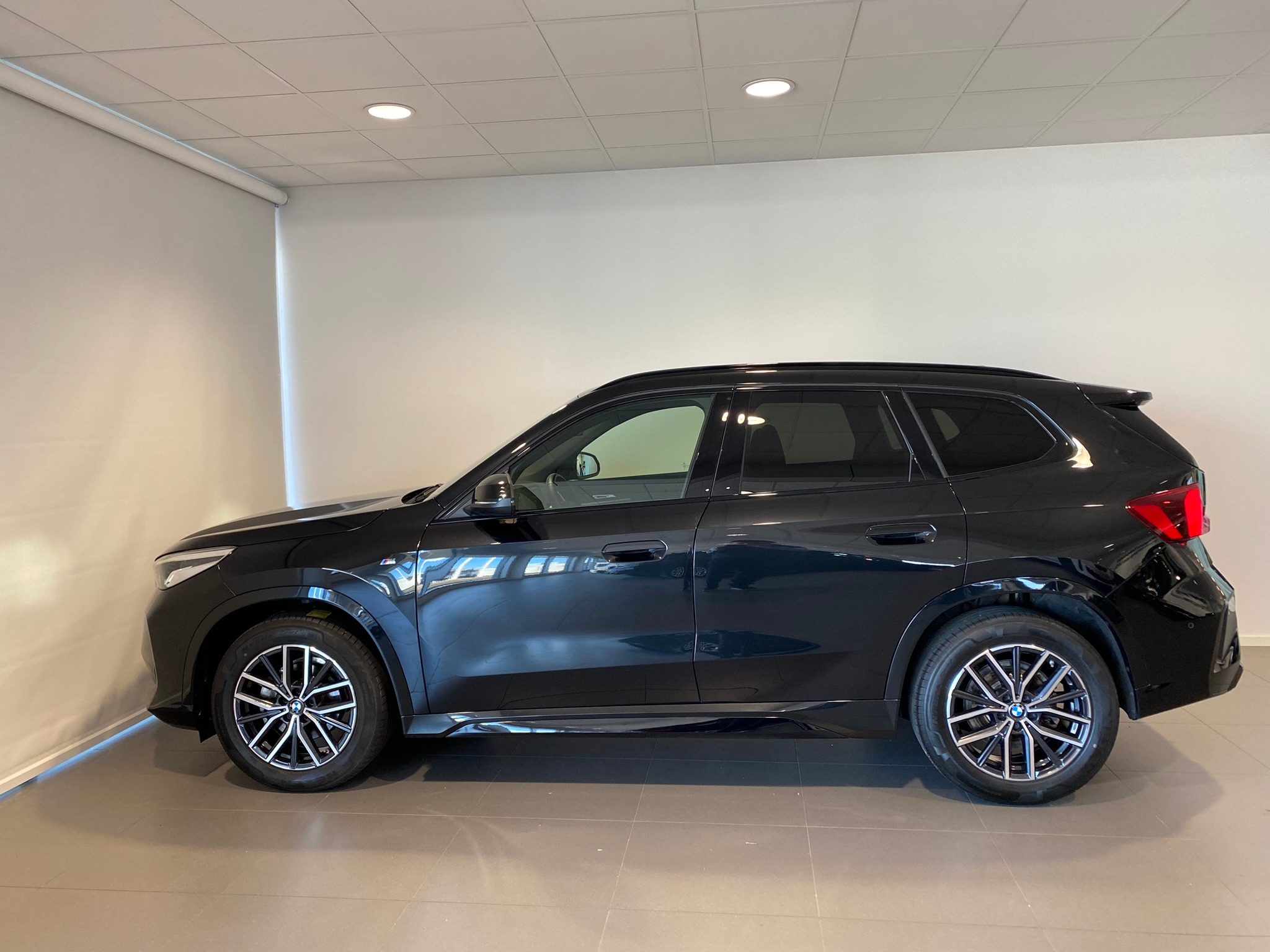 BMW X1 sDrive18i M-Sport Rattvärme Drag 2025, bild 2/42