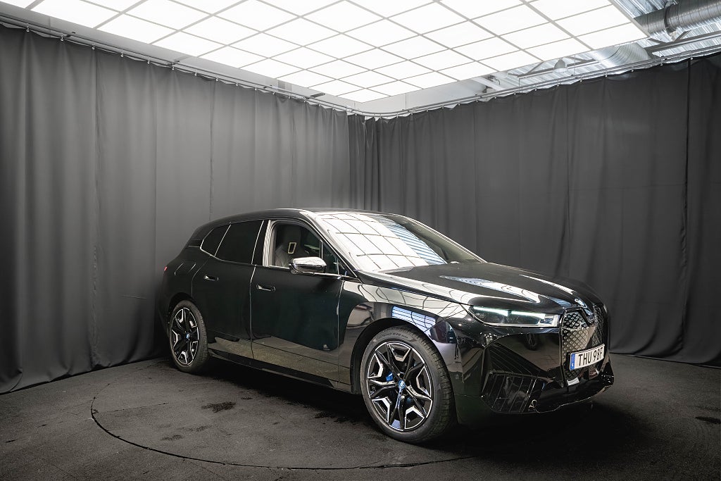 BMW iX xDrive50 LUFT B&W LASER BAKAXELSTYRNING 22'' HUD MOMS