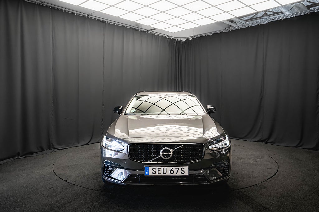 Volvo V90 Recharge T6 AWD ULTIMATE DARK B&W PANO LUFT LÄDER MOMS