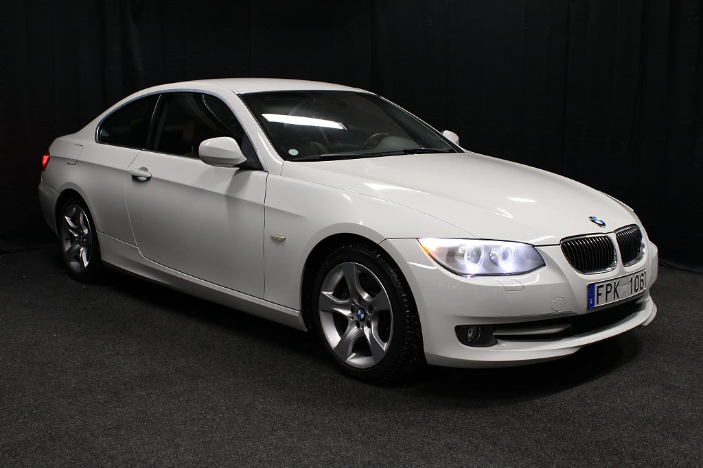 BMW 325 i Coupé E92 LCI | 1-Ägare | PDC | Helskinn | 218hk