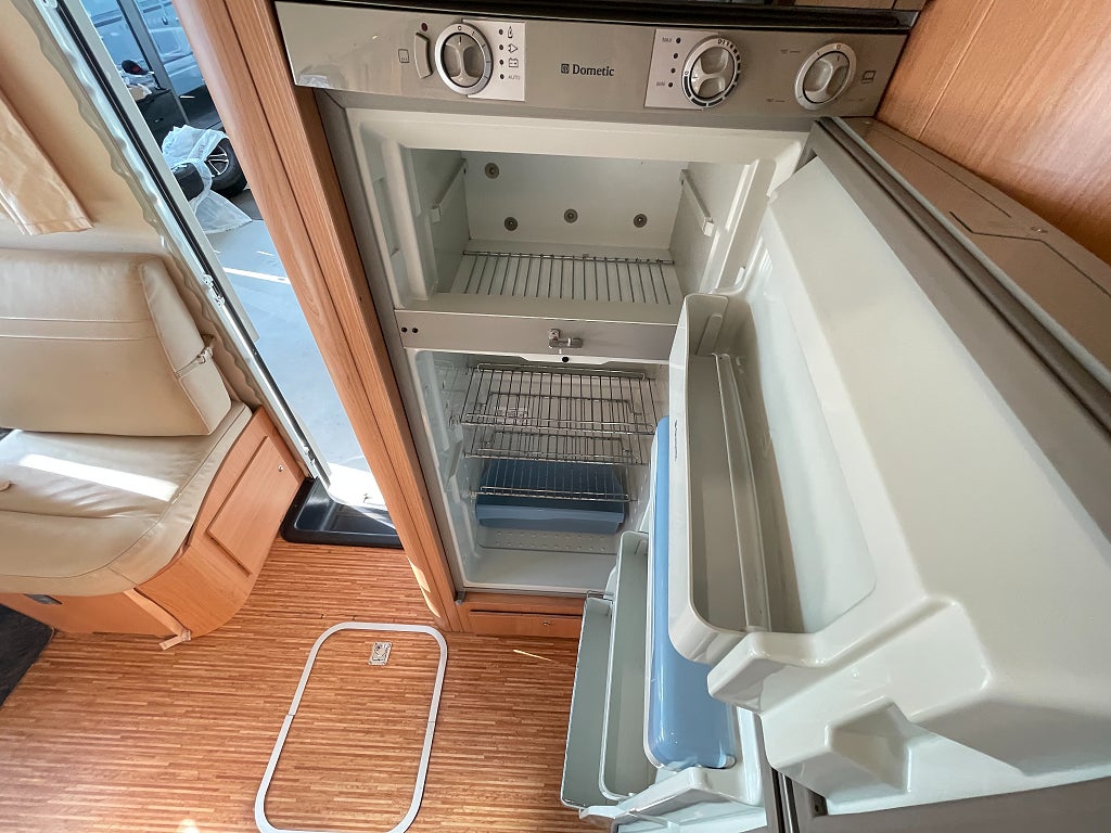 Adria Vision 707 SL /AC bodel/Solcell x2/Ugn/Taksäng/Långbäddar/Fint s - Adria