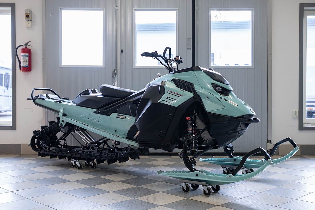 Ski-Doo Freeride 146" 850 E-TEC