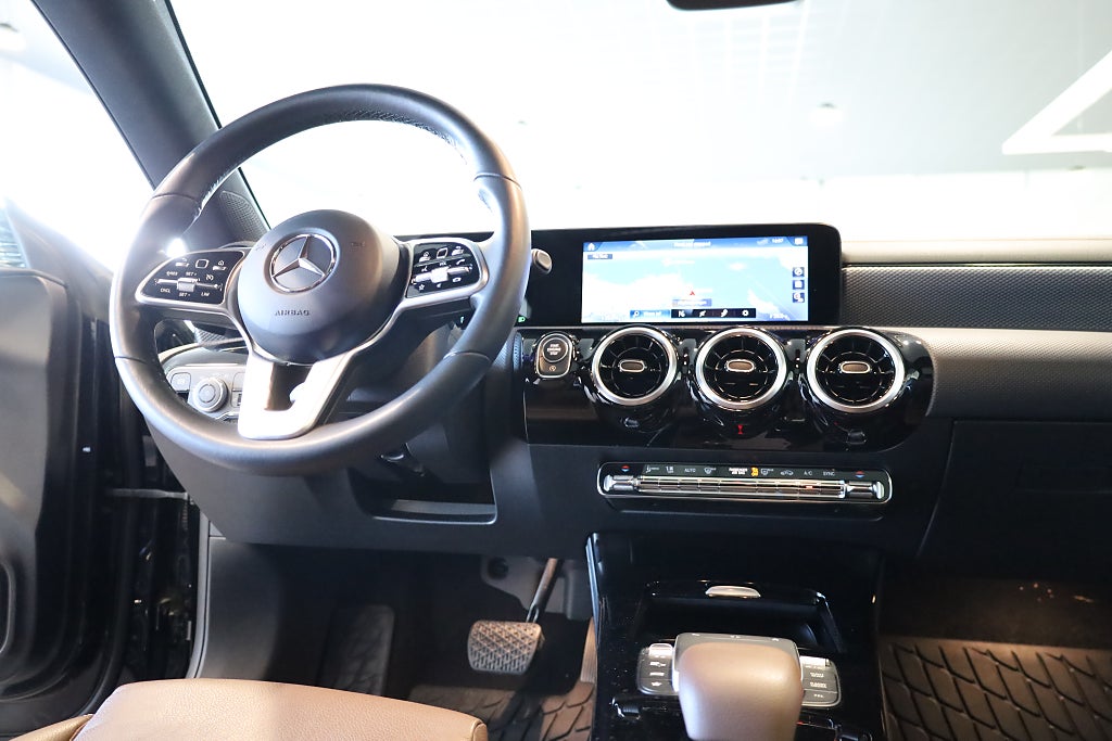 Mercedes-Benz CLA 200 Shooting Brake 7G-DCT Panorama Kamera Läder Navi 2021
