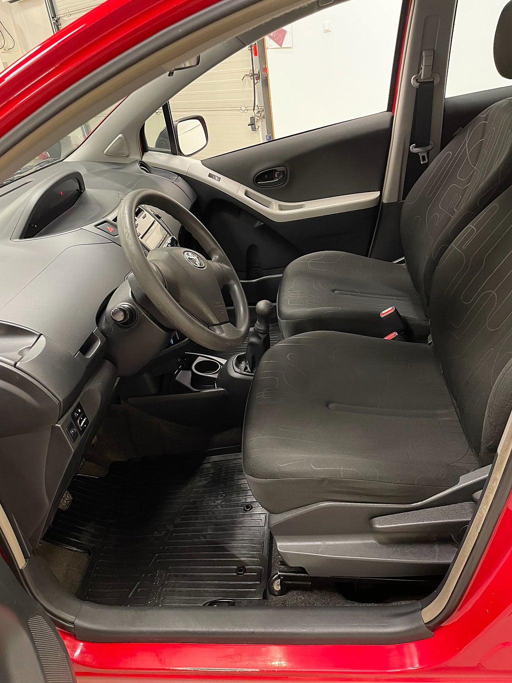 Toyota Yaris 1,0 Nybesiktigad Tom 27-10-31