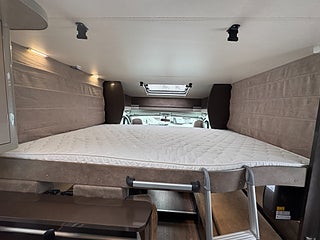 Husbil-halvintegrerad Hobby Optima Premium T 75 HGE 150 HK AUTOMAT! Långbäddar & Taksäng! 17 av 22