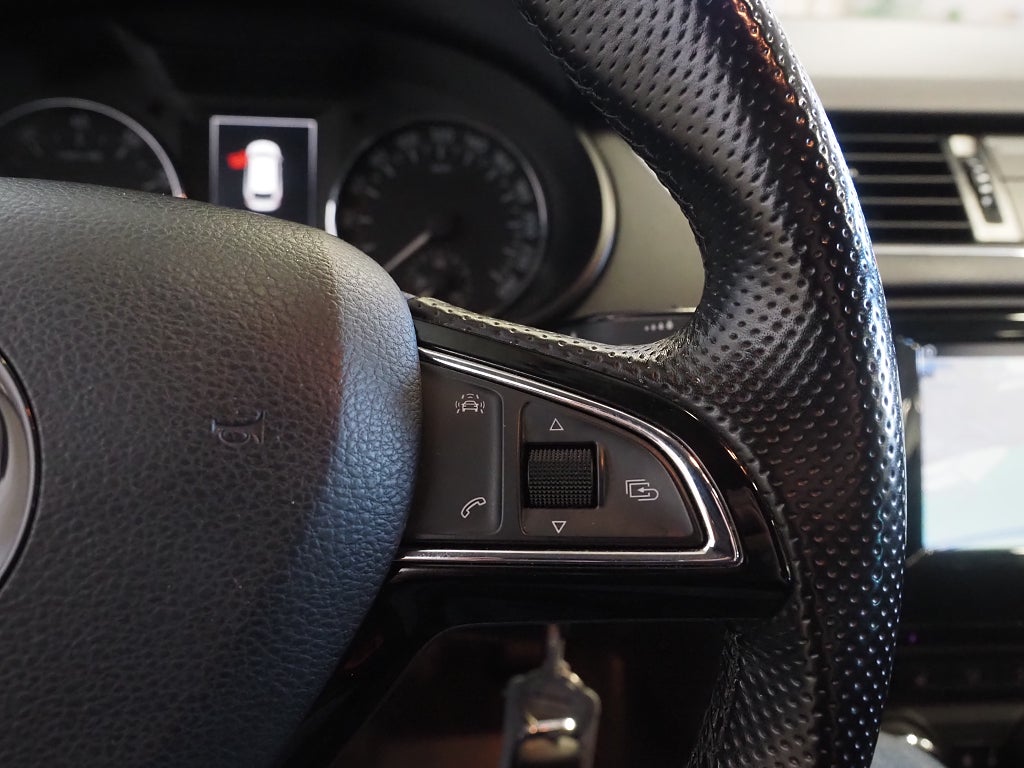 Skoda Octavia Kombi 1.4 TSI 150hk Premium Värmare Drag B-Kam 2017