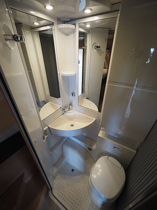 Husbil-halvintegrerad Knaus Van TI 550 15 av 19