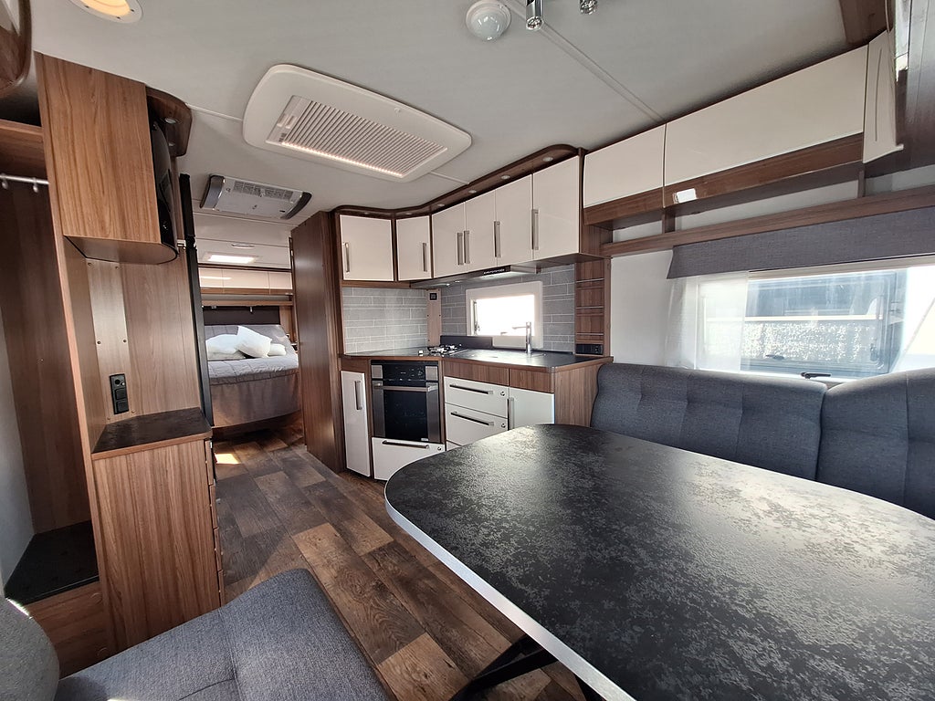 Polar Customized 680 QA Queenbädd, AC, Dusch, Kampanjprodukt!