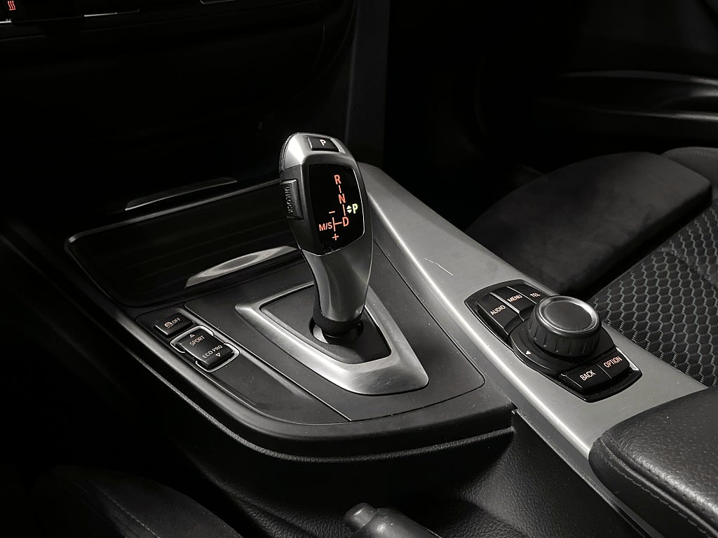 BMW 320d Touring xDrive 184hk Steptronic M Sport "Drag"  – bild 13