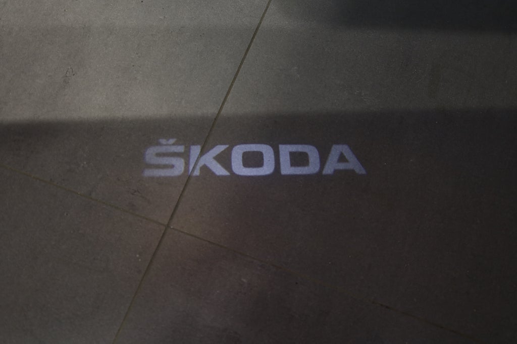 Skoda Superb iV Kombi 1.4 TSI iV Business Edition Drag Värmare 2022