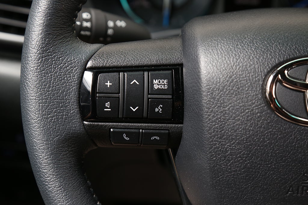 Toyota Hilux Dubbelhytt 2,8 MHEV 204hk Invincible 4WD Flak/Kåpa Moms