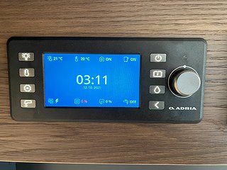 Husbil-halvintegrerad Adria Coral 670 SLT Supreme 17 av 37