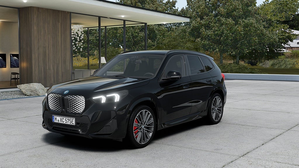 BMW iX1 xDrive30 M Sport Pro Fully Charged Drag H K DA | Ränta 0,95%