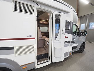 Husbil-halvintegrerad Adria Matrix 5 av 20