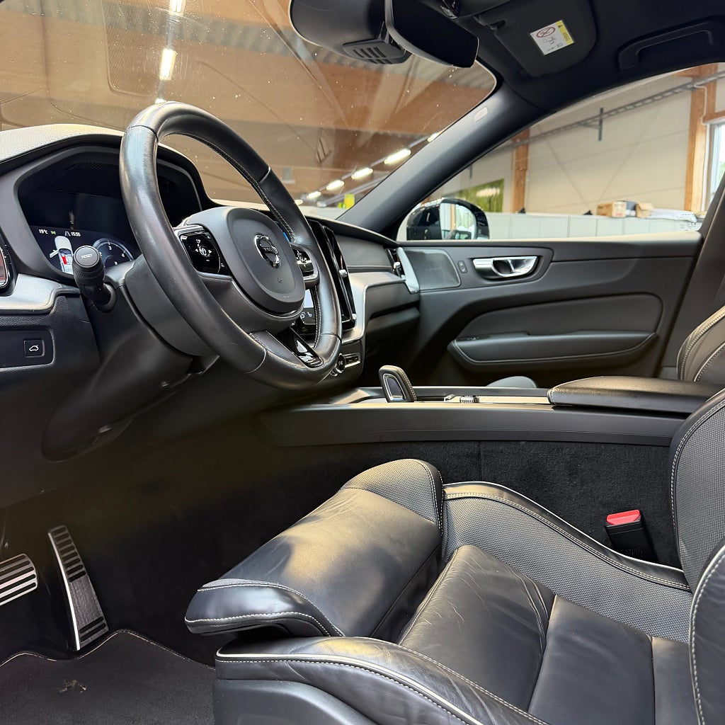 Volvo XC60 B4 AWD R-Design H&K Carplay Värmare Drag Kamrem Bytt!