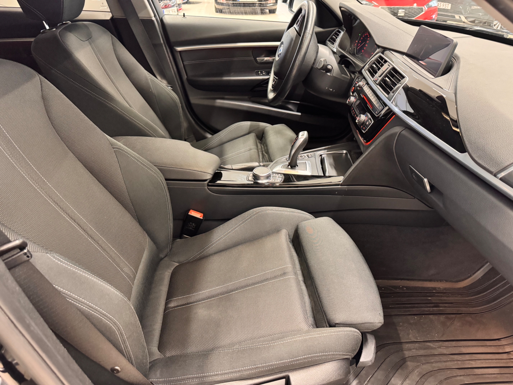 BMW 320 2019, bild 2/48