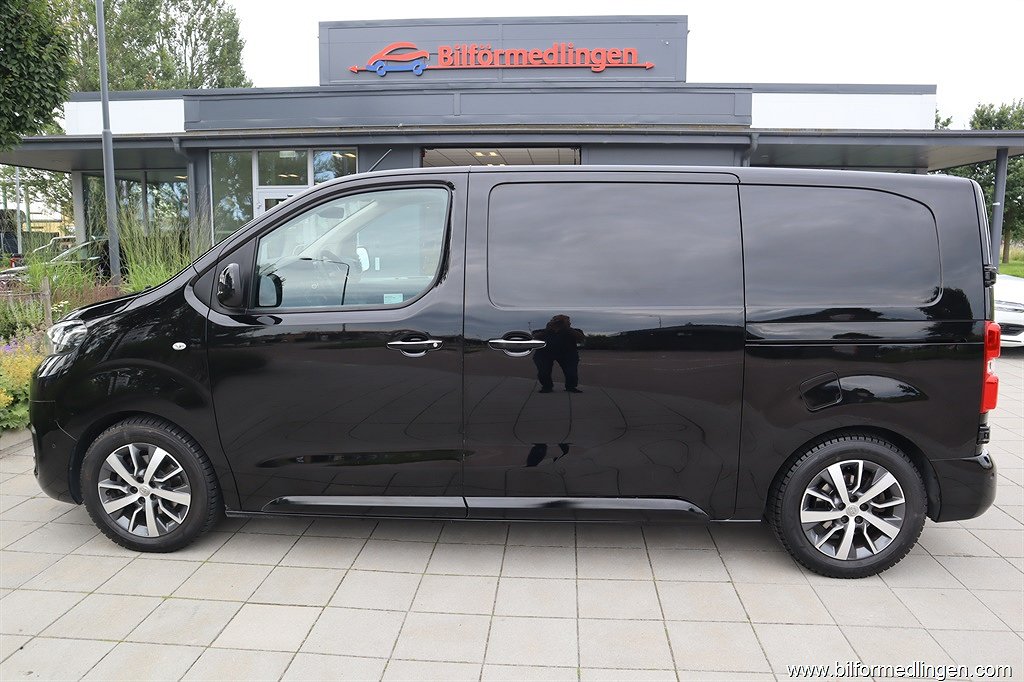 Toyota ProAce 2.0D 180hk Dragkrok Head up 3 sits Svensksåld Skåpinredning