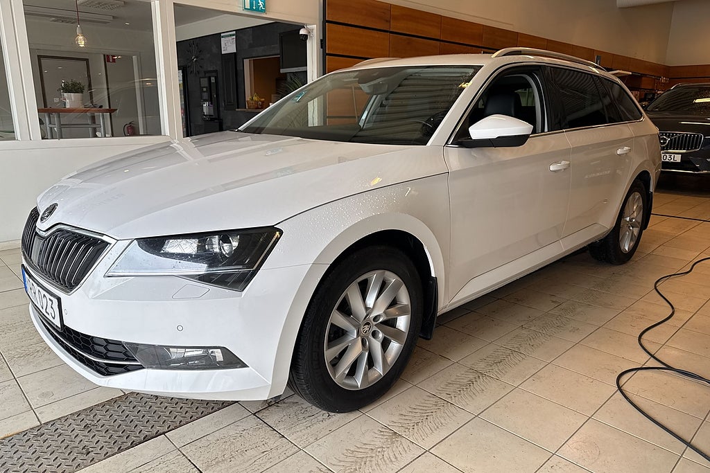 Skoda Superb Kombi 2.0 TDI 4x4 SCR Business Edi Drag Kamera Värmare 