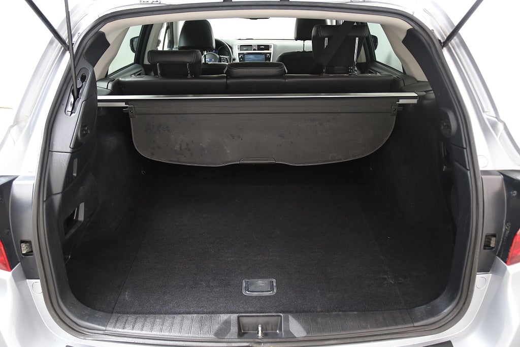 Subaru Outback 2,5i 175hk Summit AWD Taklucka H/K Skinn Motorv Drag 2018