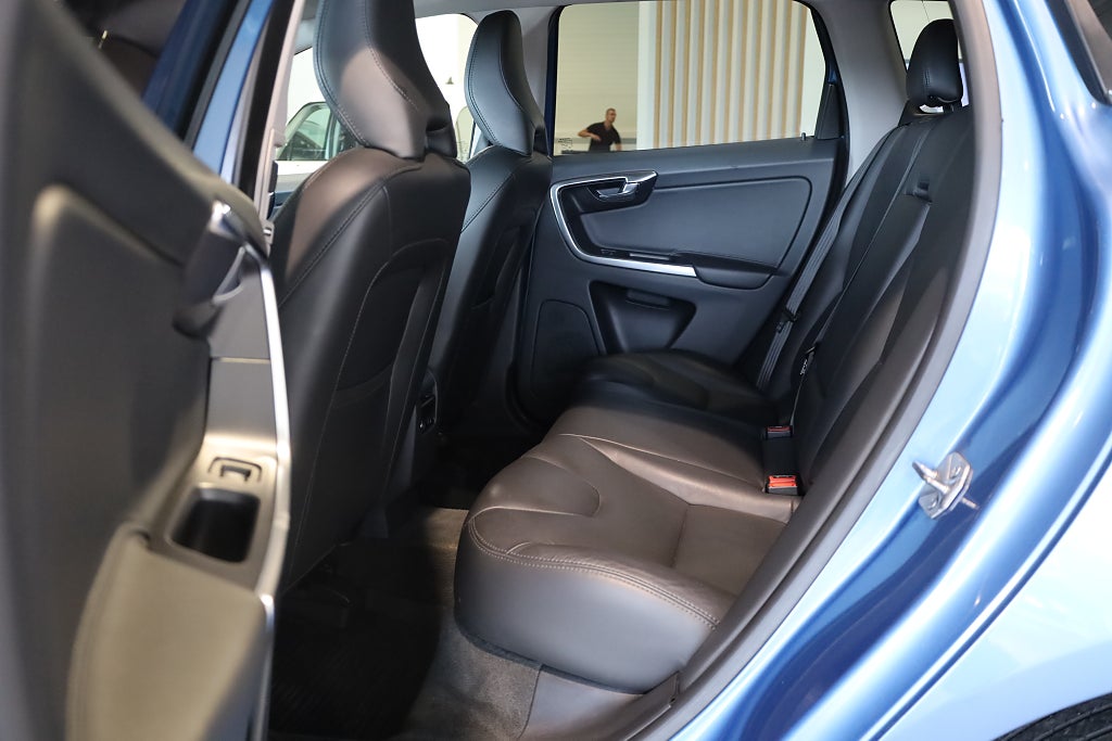 Volvo XC60 D4 AWD AUT Summum Navi Drag VOC Läder Rattvärme 2017