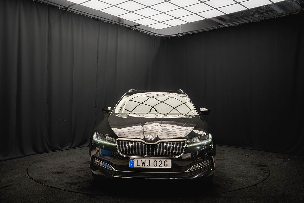 Skoda Superb iV BUSINESS STYLE DRAG B-VÄRMARE KAMERA COCKPIT MOMS