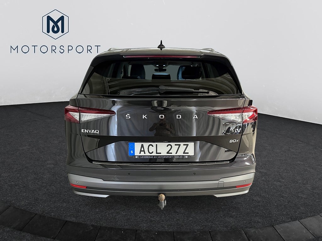 Skoda Enyaq iV 80x Dragkrok Adapativ fart 360° kamera Elstol 4WD bild 6