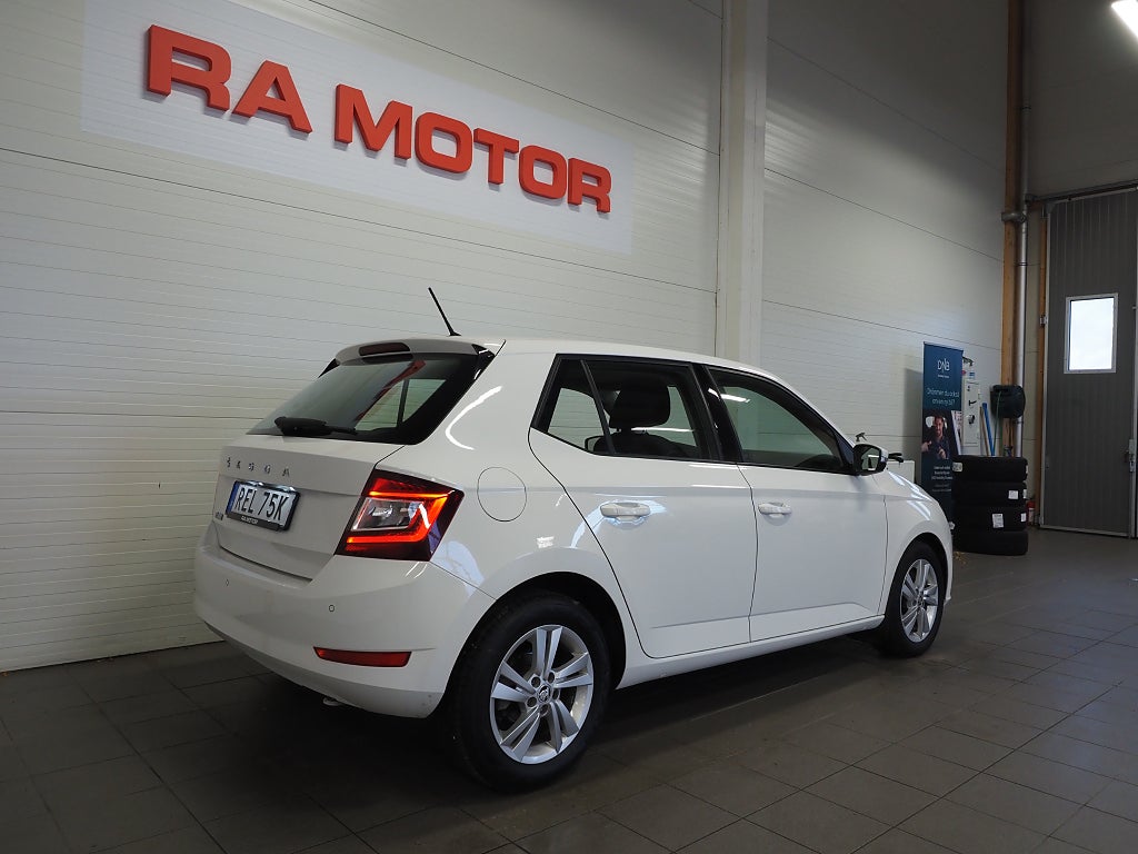 Skoda Fabia 1.0 TSI Style 95hk Motorvärmare Carplay P-Sensorer 2021
