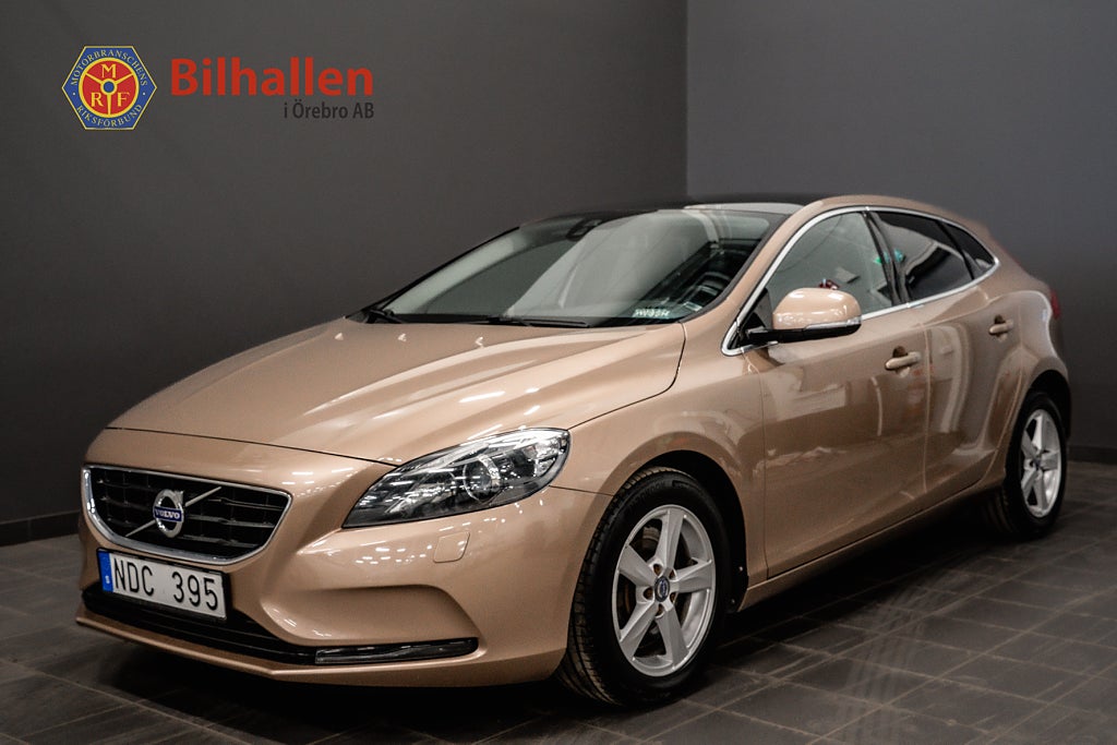 Volvo V40 D3 Momentum Kamera Panorama Automat Värmare VOC