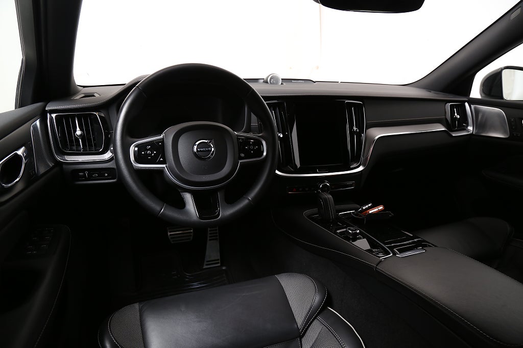 Volvo V60 Recharge T8 392hk R-Design Pro Edition III AWD B&W Pano 2022