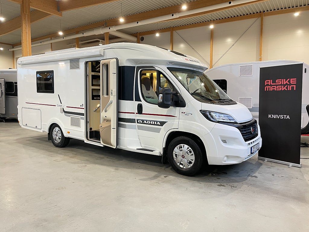 Adria Coral 670 SLT /Solcell/Badrum bak/Ugn/Fint skick/L-bädd