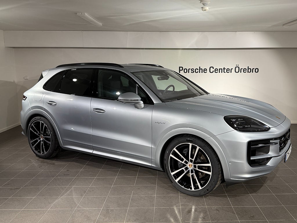 Porsche Cayenne E-Hybrid "Sportig höstkampanj" 