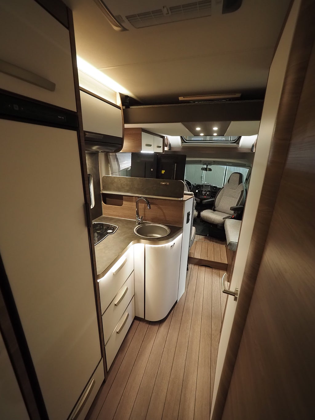 Knaus Live Wave 700 MEG Dragkrok AC Solcell Aut