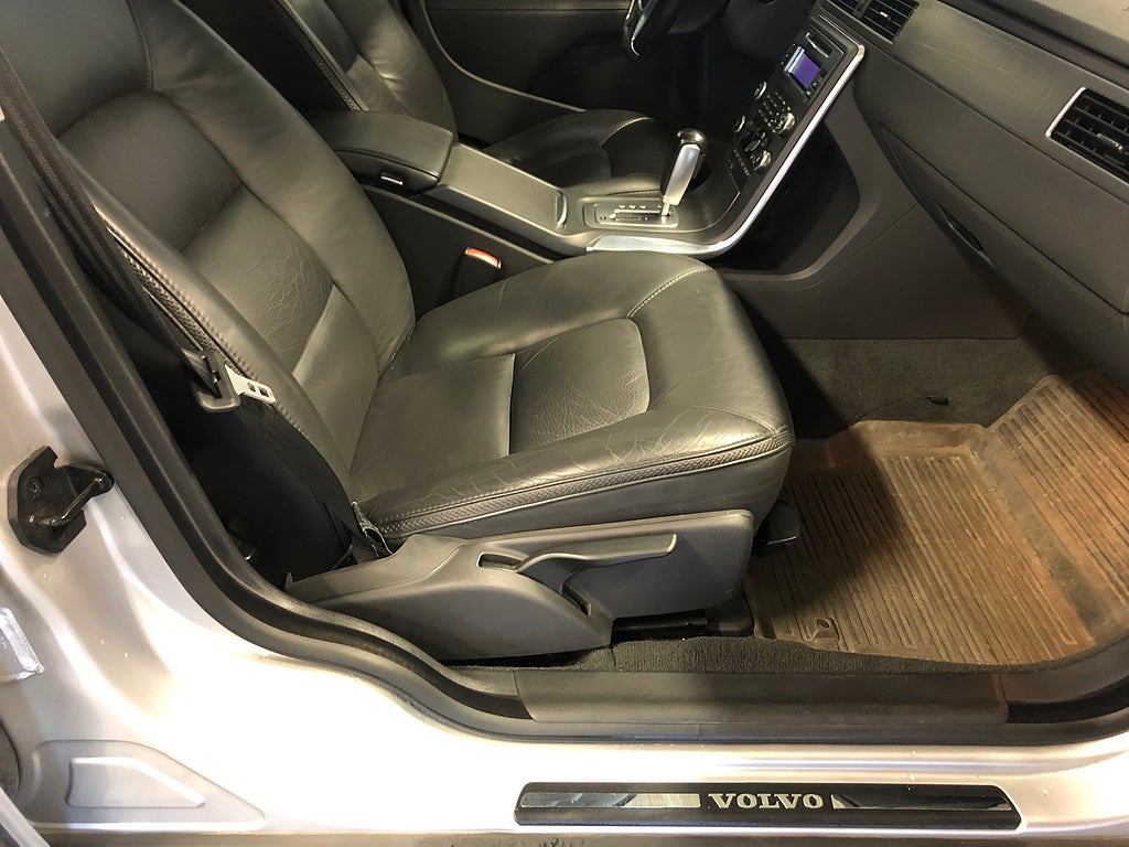 VOLVO XC70 D5 SUMMUM 205 ch BVA AWD - 1ERE MAIN - CUIR - ATTELAGE - 167500 KM