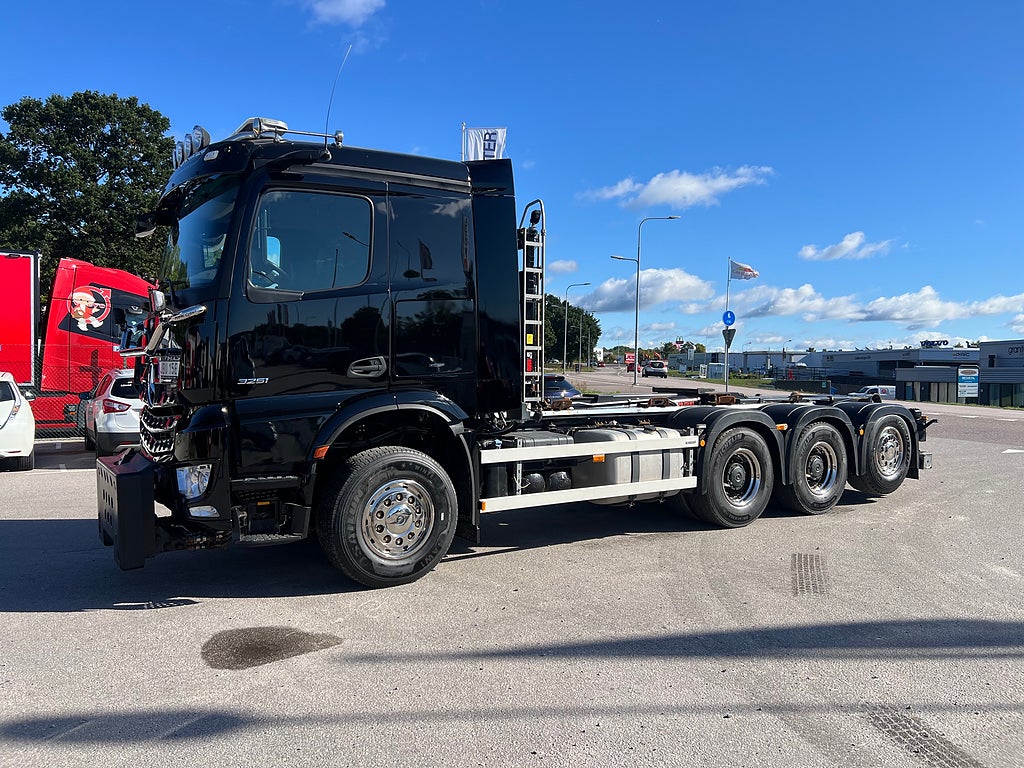 Mercedes-Benz Arocs 3251 Tridem Lastväxlare, Fullt Plogutrustad
