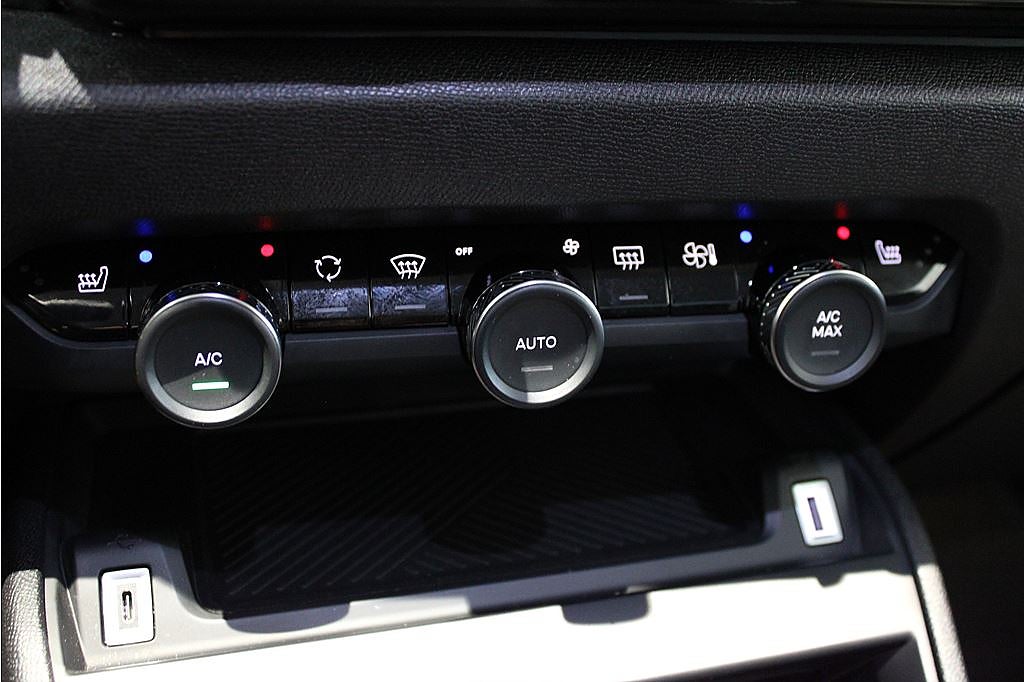 Bild på Citroën C4 Shine 1.2 PT 130hk Aut - B-KAMERA, CARPLAY