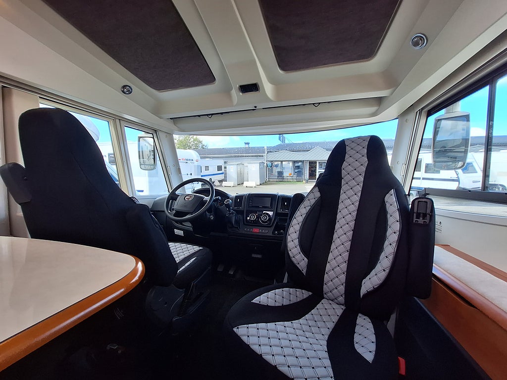 Rapido I 990 DF Queenbädd, Solcell