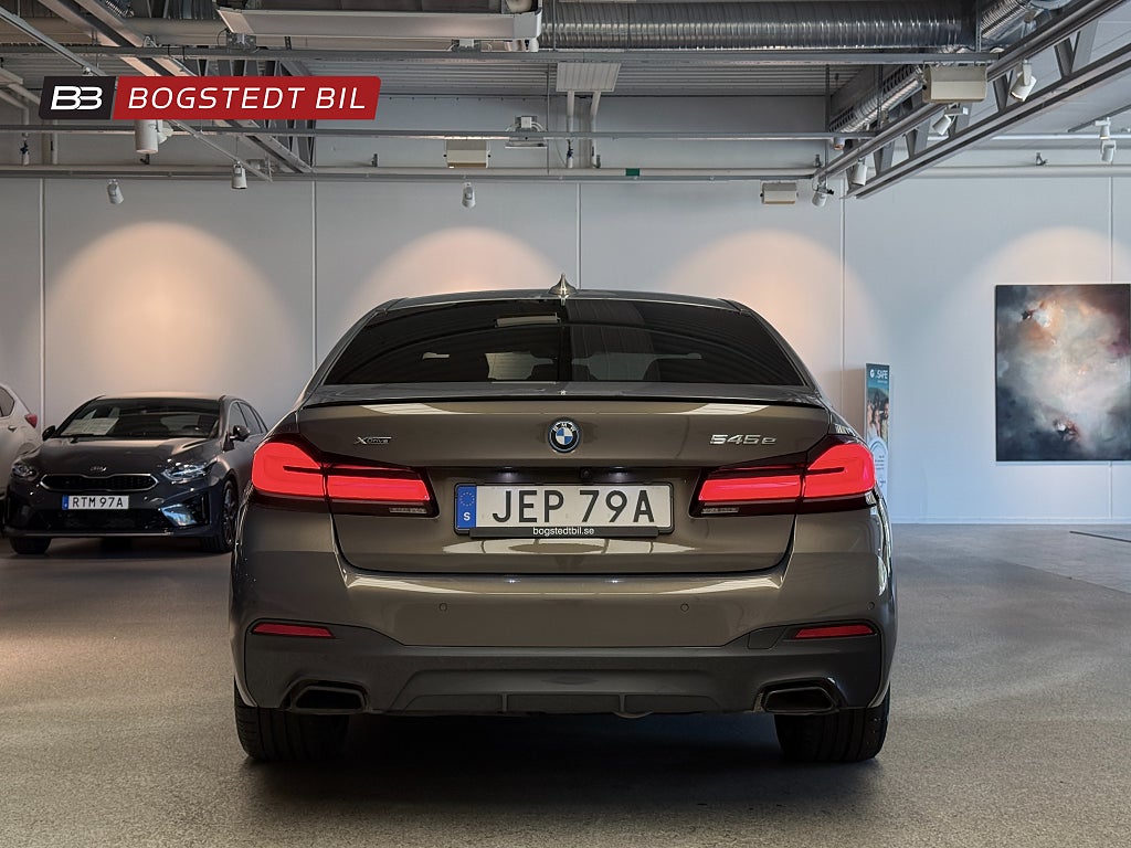 BMW 545e xDrive 394hk | M-Sport Pro | Se utrustning