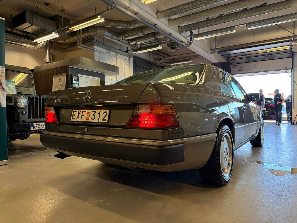 Mercedes-Benz 300 1990 - miniatyr 9