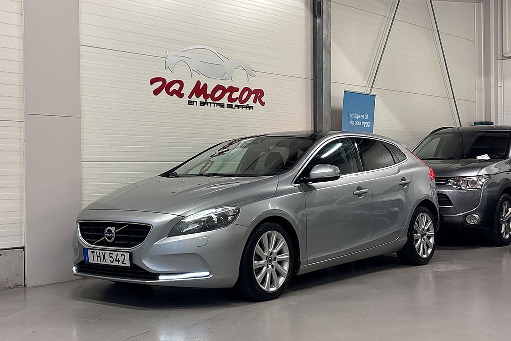 Volvo V40 D2 Momentum /Panorama/Backkamera/Drag/ Fullservad/