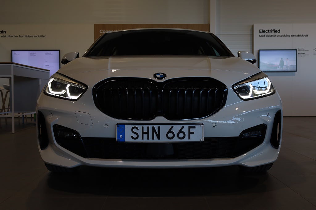 BMW 118I Steptronic M Sport Navi PDC CarPlay Rattvärme Laptimer 2022