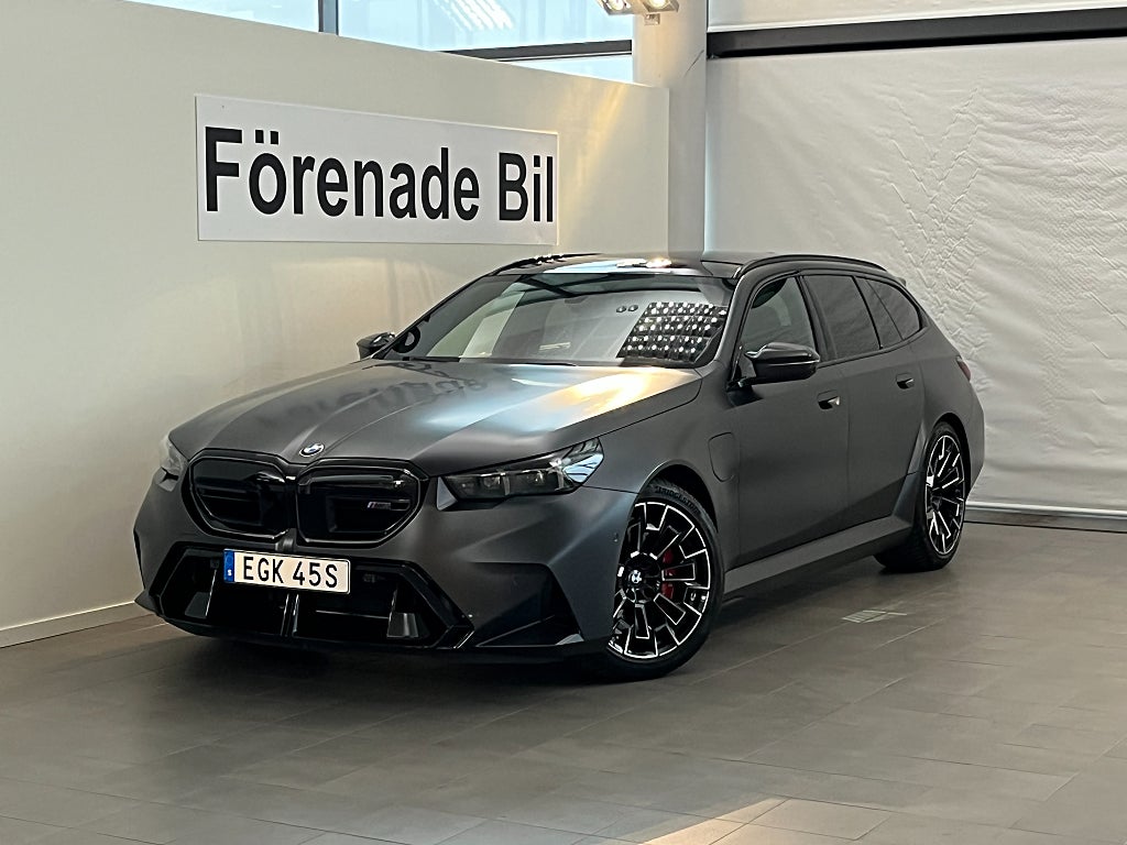 BMW M5 xDrive Touring 727hk Panorama Komfort FrozenDeepGrey