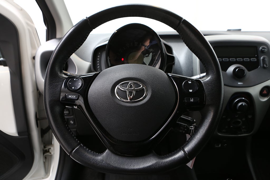 Toyota Aygo 1,0 VVT-i 69hk X-PLAY 5D 2016