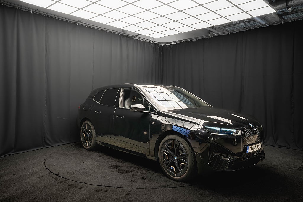 BMW iX M60 B&W PANO LUFT 22'' BAKAXELSTYRNING DRAG MAX MOMS