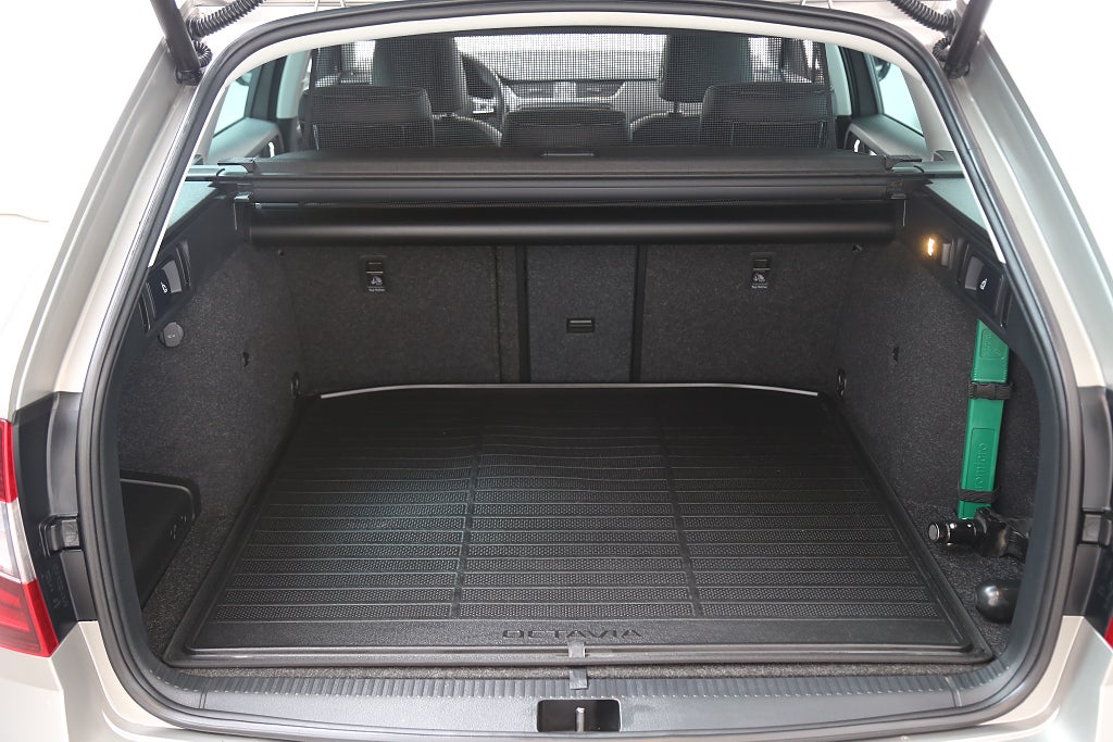 Skoda Octavia Scout 2,0 TDI 4x4 Premium Aut P-värme Dragkrok 2019